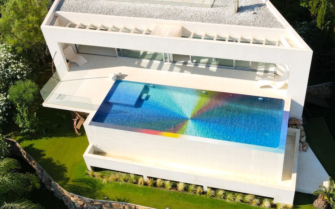 Felipe Pantone convierte una piscina en una obra de arte con el mosaico de ONIX