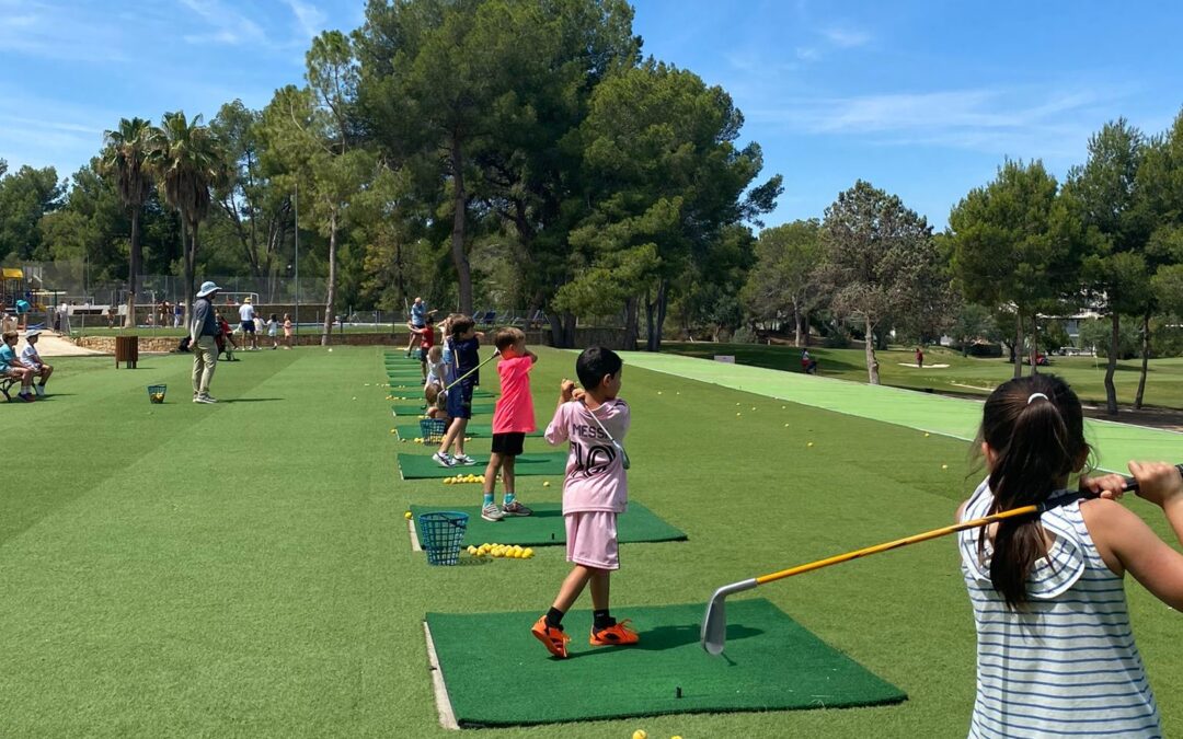 Verano en el green: actividades acuáticas y cursillos intensivos de golf en la escuela estival del Club de Golf El Bosque